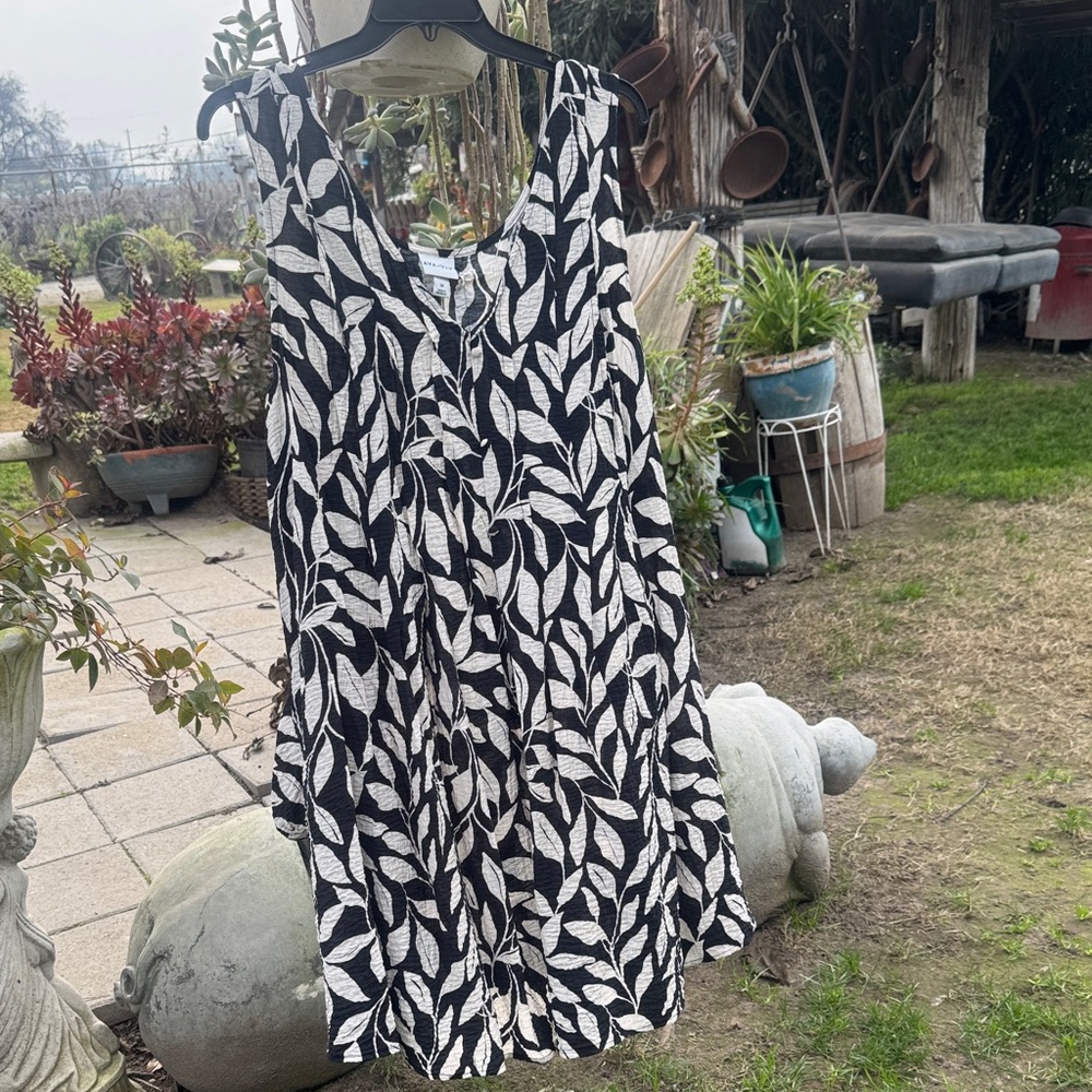 Ava & Viv Black and White Leaf Print Midi Dress - Picture 5 of 5